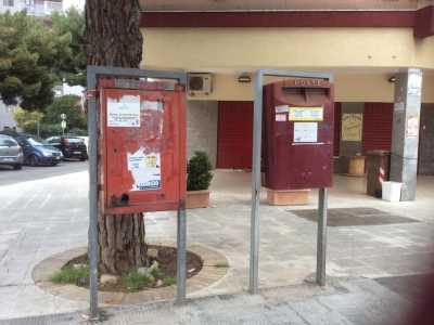 Le cassette postali retr� davanti alla salumeria del Quartierino: in zona non c'� un ufficio postale